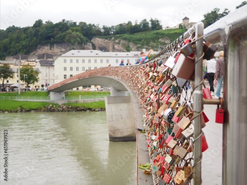 Candados en el puente sobre el río Salzach, Salzburgo, Austria photo