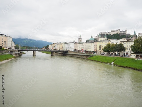Río Salzach en Salzburgo, Austria photo