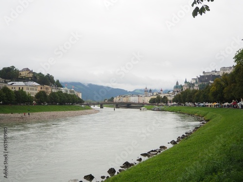 Río Salzach en Salzburgo, Austria photo