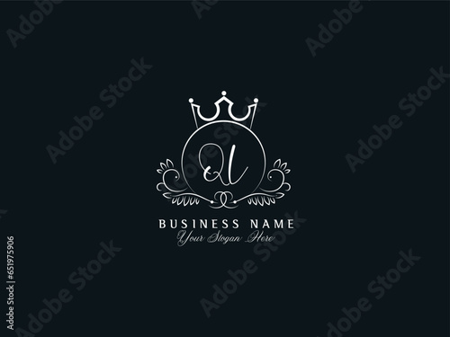 Minimalist QQ q q Luxury Logo, Modern Qq Logo Letter For Boutique Shop