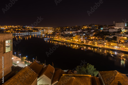 Vista noturna da cidade do Porto