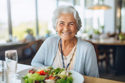 Golden Years Serenity: Delightful Lunch in Senior Living