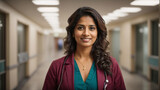 Ritratto di una dottoressa di 35 anni di origini indiane nel corridoio di un ospedale, vestita con il camice professionale e stetoscopio