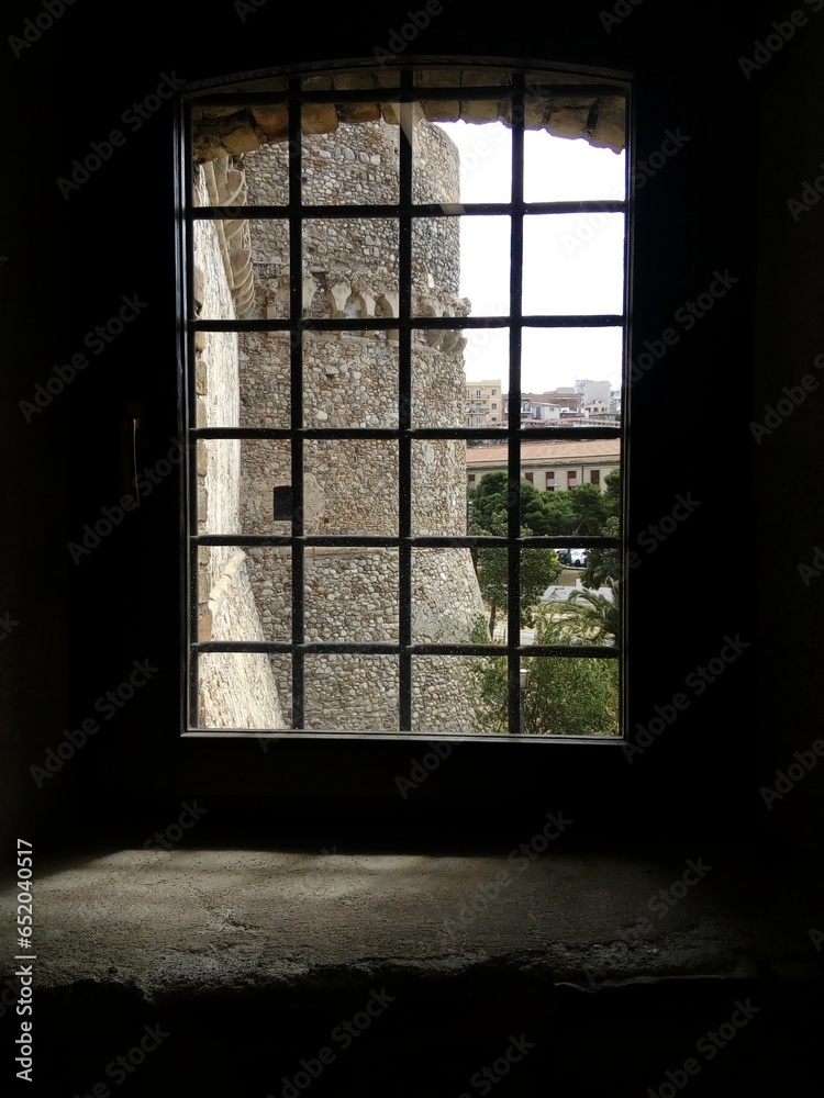 Fototapeta premium Castello Aragonese a Reggio Calabria, visto attraverso un'inferriata