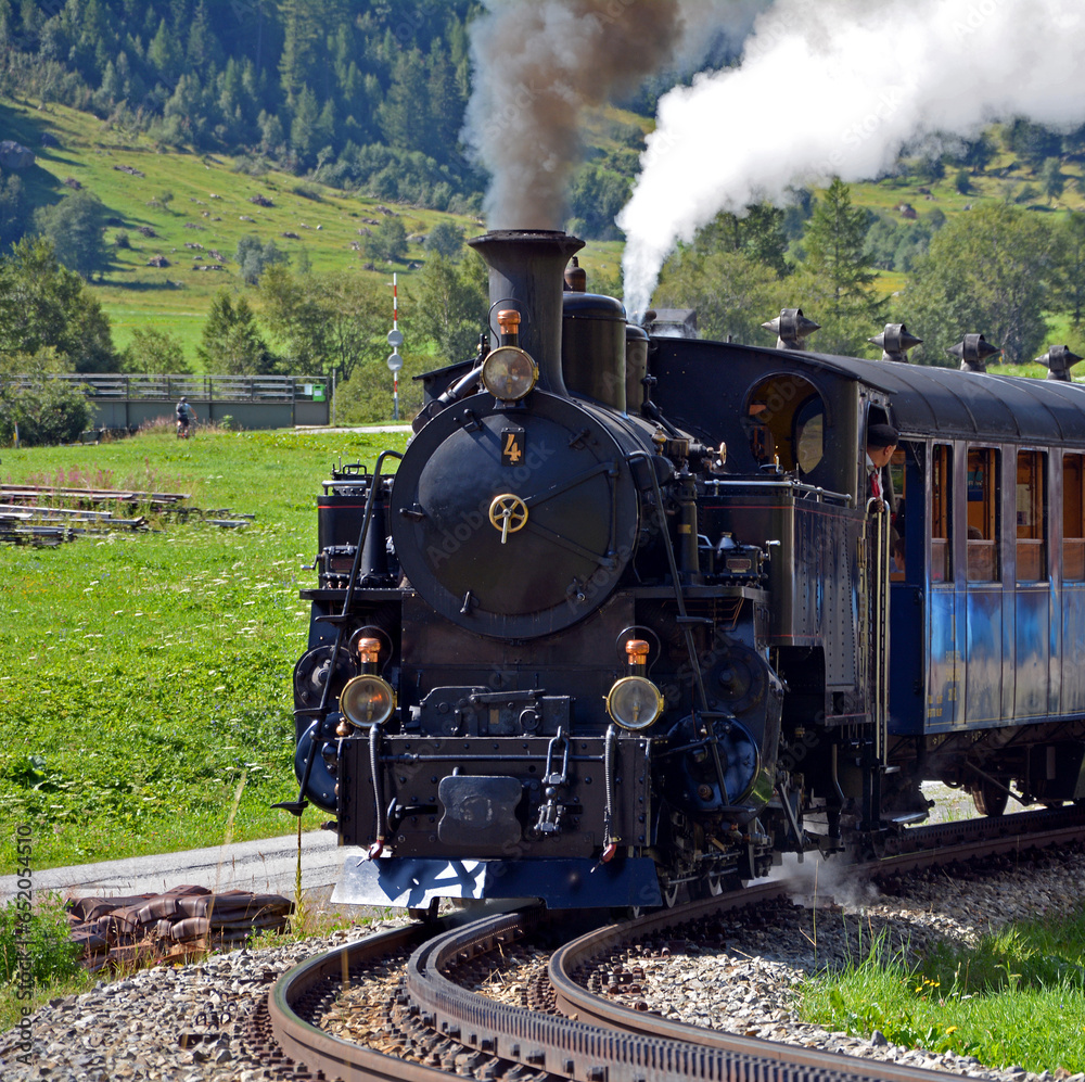 Obraz premium Die historische Dampfbahn Furka Bergstrecke beim Start in Oberwald VS, Schweiz