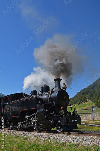 Die historische Dampfbahn Furka Bergstrecke beim Start in Oberwald VS, Schweiz