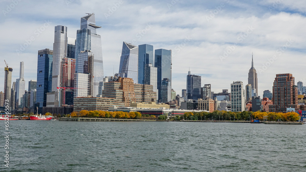 Fototapeta premium Edge-Aussichtsplattform und das Empire State Building vom Hudson River aus