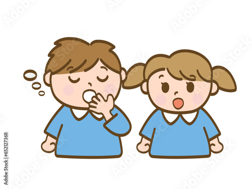 眠くてあくびをする男の子とそれを見て驚く女の子_保育園児の兄妹