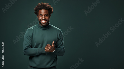 Hübscher Afroamerikanischer Mann mit Daumen Hoch lächelt Porträt Querformat, ai generativ