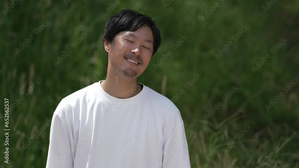 野外の白いTシャツの男性