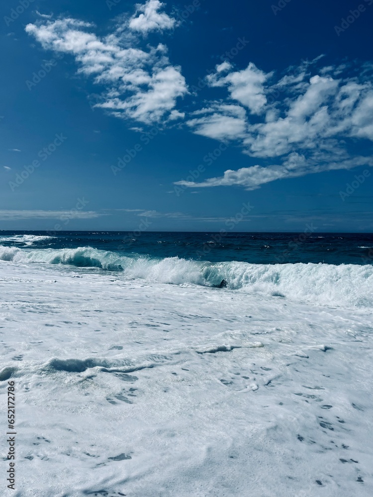 Obraz premium Waved seashore, sea water foam, powerful and fresh seascape, blue horizon