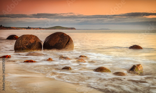 Obraz na płótnie The famous Moeraki Boulders, an icon of New Zealand, in Otago, at sunrise