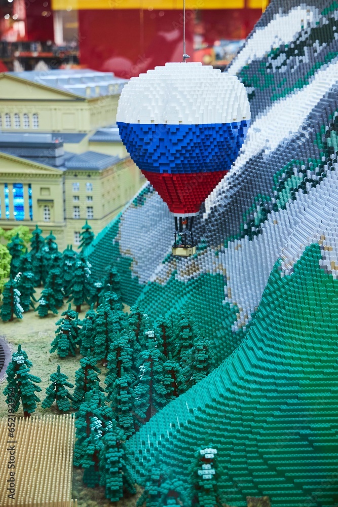 Naklejka premium Moscow, Russia - March 23, 2023: Central Children's Store. Decoration of the shop window with compositions of Lego cubes. Forest and balloon