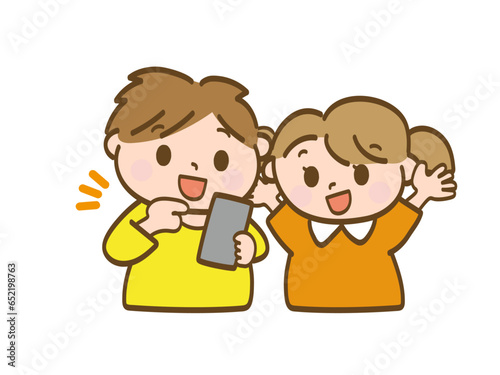 スマホ操作をして遊ぶ男の子と女の子_小学生低学年_幼児