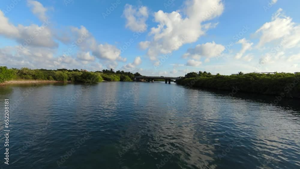 Vuelo FPV de alta velocidad sobre rio entre la selva Vuelo FPV de alta velocidad sobre rio entre la selva