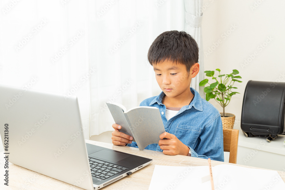 オンライン学習をする男の子 オンライン学習をする男の子