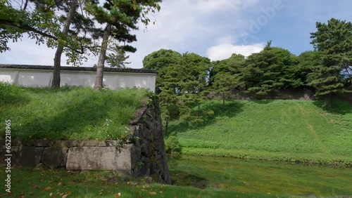 お濠を見ながら横に進む映像。桜田門で撮影。 photo