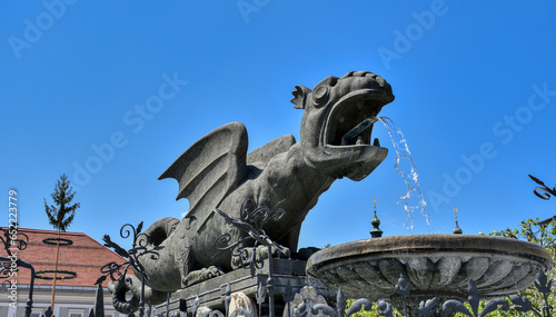 Klagenfurt, Lindwurm, Lindwurmbrunnen, Lindwurm, Vogelsang, Wappentier, Skulptur, monumental, Brunnen, Wahrzeichen, Drache, Fabelwesen, Schlangenwesen, Landeshauptstadt, Kärnten, Mythologie, Sage, geh