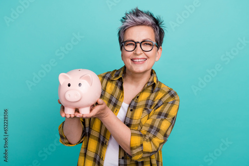 Foto Photo of charming grandmother hold pig bank collect money dressed stylish checke