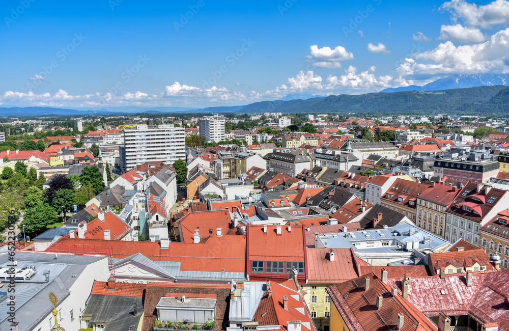 Naklejka premium Klagenfurt, Altstadt, Dach, Dächer, Landeshauptstadt, Kärnten, Österreich, Zentrum, Stadtzentrum, Stadt, Aussicht, Fernsicht, Überblick, Stadt, Stadtgebiet, Haus, Häuser, Häusermeer, Tradition, Bausti