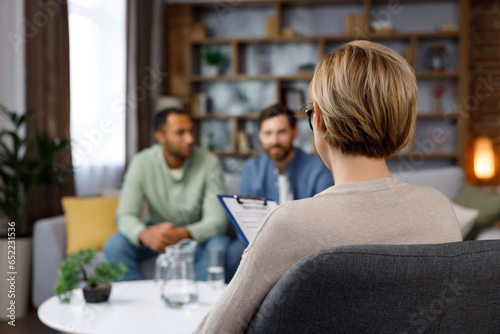 Valokuva LGBT family at a psychotherapist's appointment