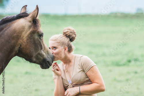 Frau mit Pferd photo