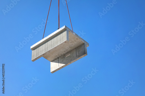 Ein Betonelement für den Bau eines neuen Hochbahnsteigs, einer modernen und barrierefreien Haltestelle, wird per Kran an seinen Platz gehoben