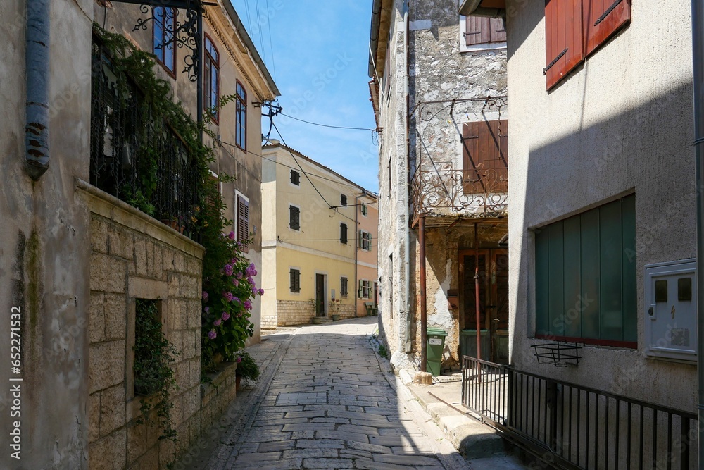 Obraz premium Narrow street between old houses in Motovun on a sunny day