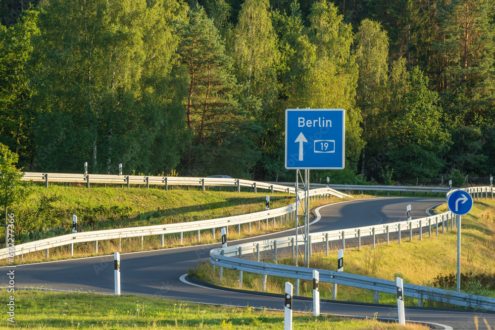 Autobahnauffahrt von einem Rastplatz auf die Autobahn Richtung Berlin