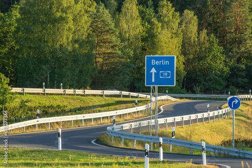 Obraz na płótnie Autobahnauffahrt von einem Rastplatz auf die Autobahn Richtung Berlin w salonie