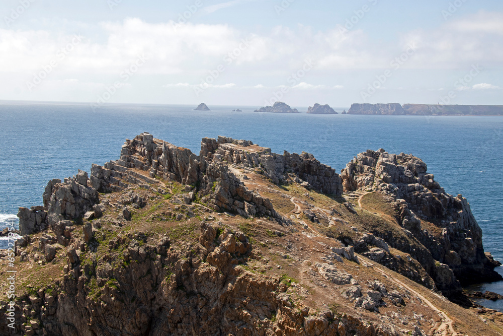 Côte rocheuse à la Pointe de Dinan sur la presqu'île de Crozon et vue sur les tas de pois à la Pointe de Pen-hir. Finistère. Bretagne