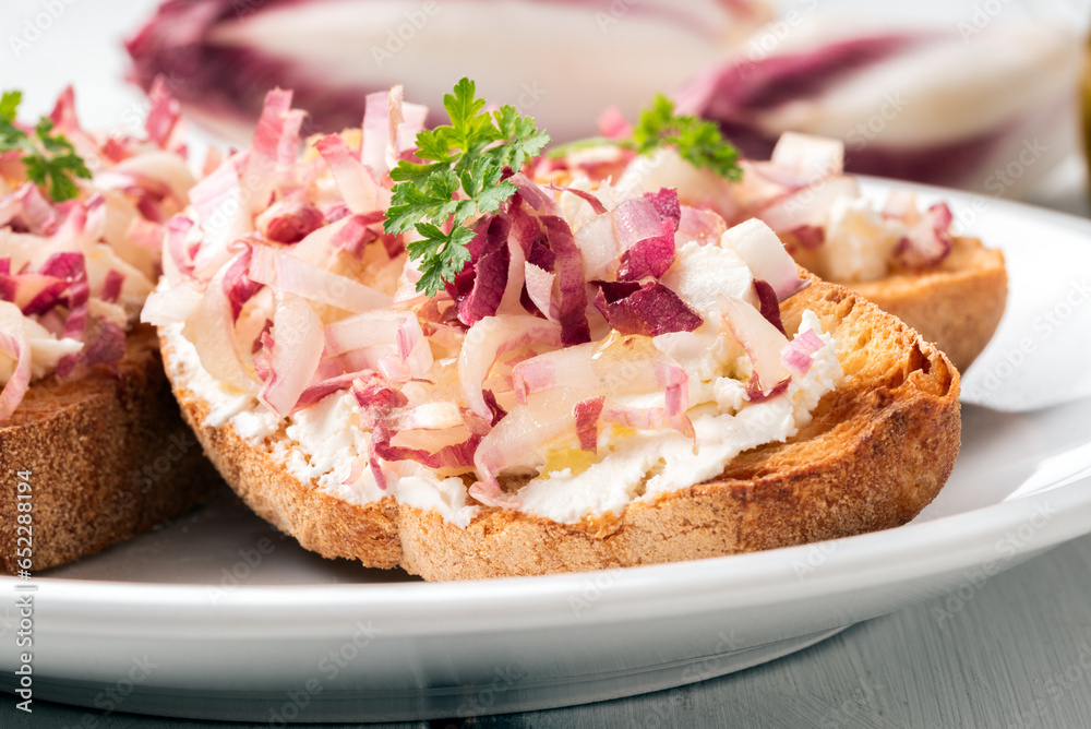 Deliziosa bruschetta condita con crema di formaggio e radicchio, cibo italiano Deliziosa bruschetta condita con crema di formaggio e radicchio, cibo italiano