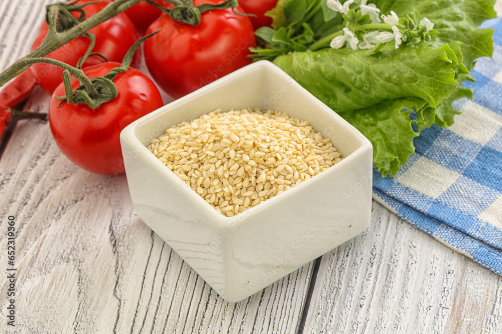 Raw sesame seeds in the bowl