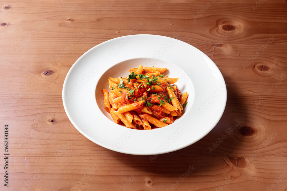 arrabbiata, passata, pomodoro, san, marzano, peperoncino, peperita, tritato, fresco, aglio, olio, extravergine, d'oliva, e, prezzemolo, pasta, italia, vegan, vegano, legno, tavolo, grezzo, venature, m arrabbiata, passata, pomodoro, san, marzano, peperoncino, peperita, tritato, fresco, aglio, olio, extravergine, d'oliva, e, prezzemolo, pasta, italia, vegan, vegano, legno, tavolo, grezzo, venature, m