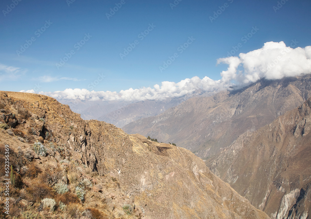 Reise durch Südamerika, Peru. Wandern im Colca Canyon entlang des Rio Colca.