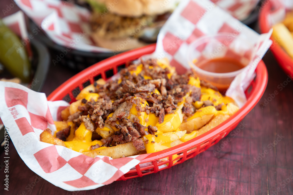 Papas fritas con queso y carne Papas fritas con queso y carne