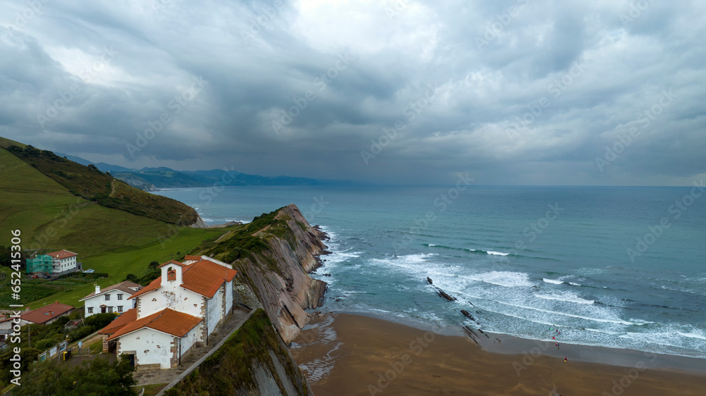vista aérea de la costa de Zumaya en el País Vasco, España