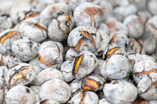 Foto Savory roasted chestnuts, sprinkled with salt, in a rustic setting