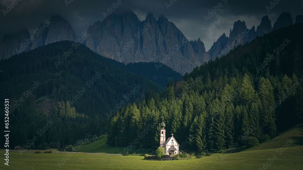 Kościół św. Jana w dolinie Val di Funes we włoskich Dolomitach - obrazy, fototapety, plakaty 