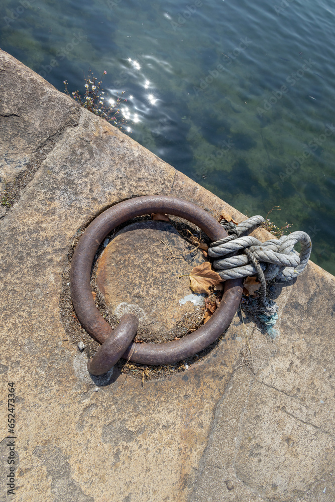 Waterfront mooring handle, iron ring, rust, leaf,+ in the Portuguese city of Porto - obrazy, fototapety, plakaty 