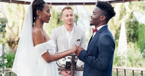 Foto Happy black couple, wedding and vows in marriage, commitment or support together at alter