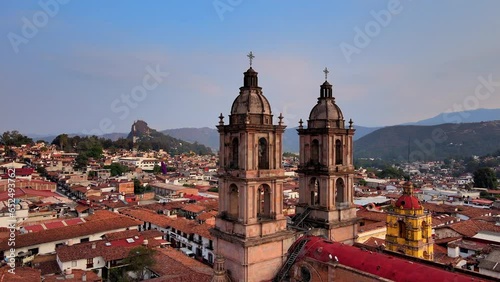 Wallpaper Mural vuelo sobre iglesia Torontodigital.ca