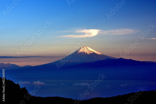 富士山とパイプ雲，達摩山からの駿河湾 © 広 笹川