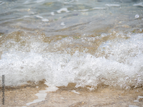砂浜に打ち寄せる波のアップ。 