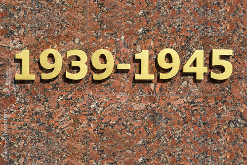 Red granite surface with bronze numbers 1939 - 1945 photo