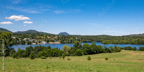 Vue sur le lac d'Aydat et le Puy-de-Dôme (Auvergne, France)