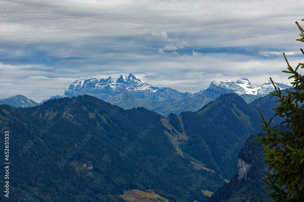 Vue sur des hautes montagne enneigées des Alpes depuis les crêtes Hirmentaz en Haute Savoie