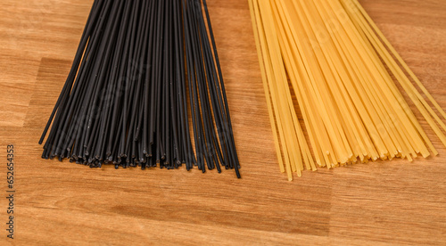 Makaron spaghetti surowy czarny i biały
