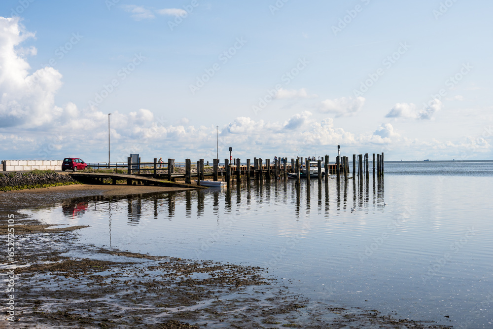 Obraz premium Insel Amrum am Deich in Steenodde Strandszene bei Niedrigwasser