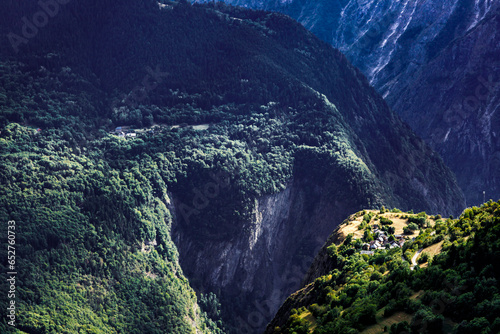 Vue depuis le chemin de randonn  e qui m  ne au col de Cluy.